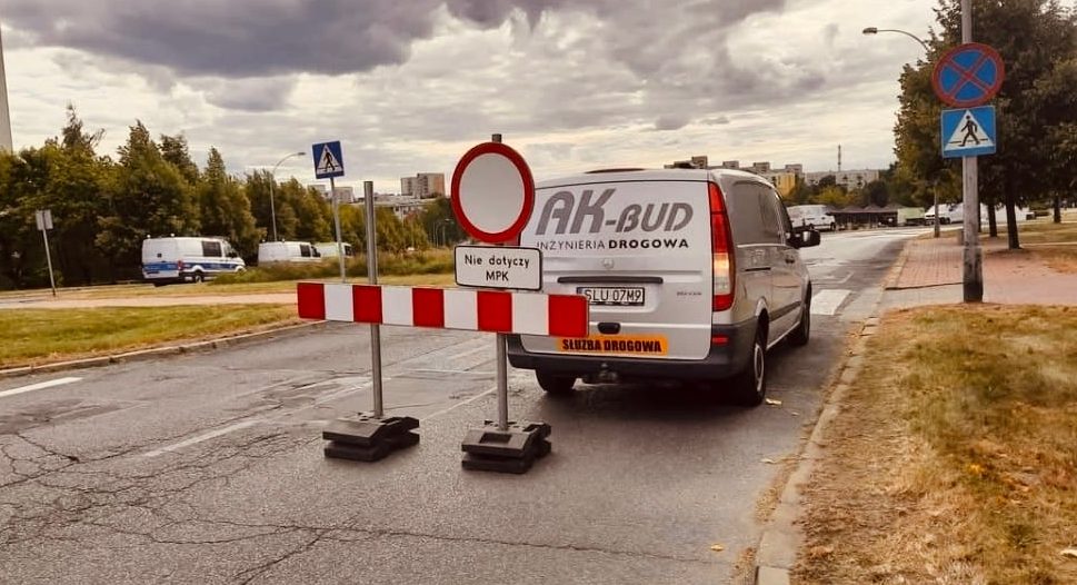 Samochód AK-BUD przy zabezpieczeniu robót drogowych